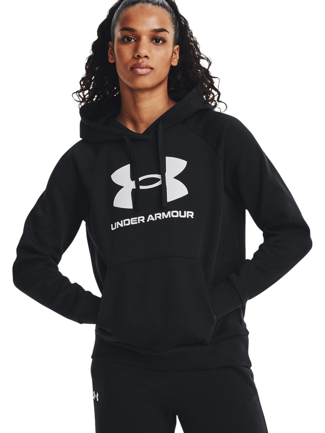 Sudadera con capucha color negro de Under Armour con logotipo blanco grande en el pecho.