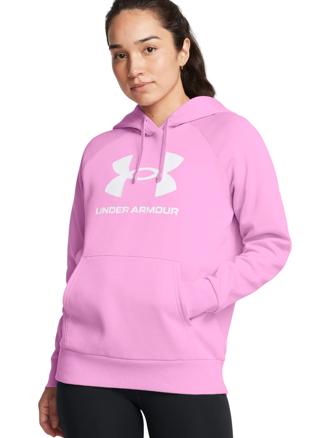Sudadera con capucha color rosa de Under Armour con logotipo blanco grande en el pecho.