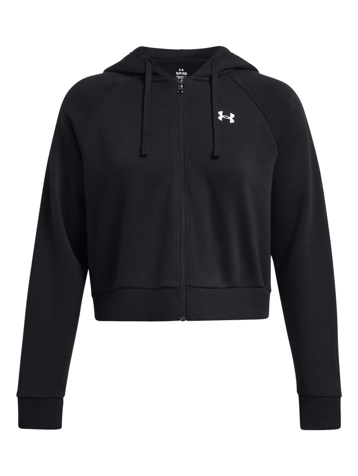 Mujer vistiendo una chaqueta deportiva negra corta con capucha y cierre frontal de Under Armour.