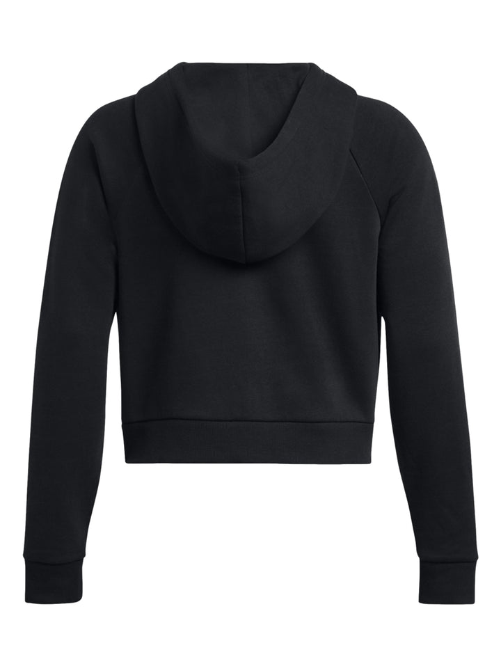 Mujer vistiendo una chaqueta deportiva negra corta con capucha y cierre frontal de Under Armour.