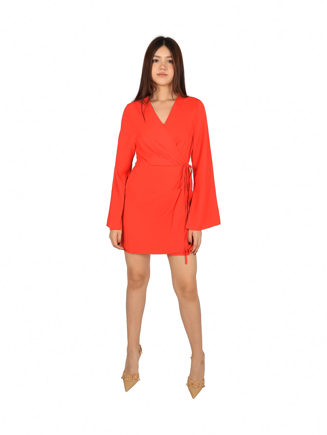 Mujer vistiendo un vestido corto color rojo con mangas largas y cuello en V.