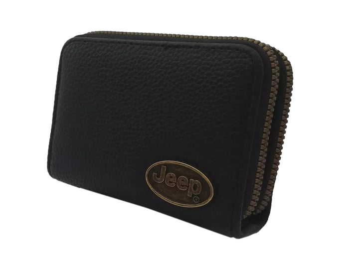 Cartera pequeña de color negro con textura rugosa, cierre perimetral y logotipo de Jeep en relieve.