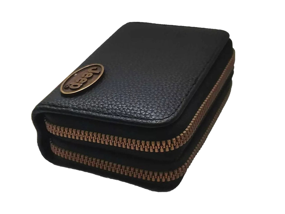 Cartera pequeña de color negro con textura rugosa, cierre perimetral y logotipo de Jeep en relieve.