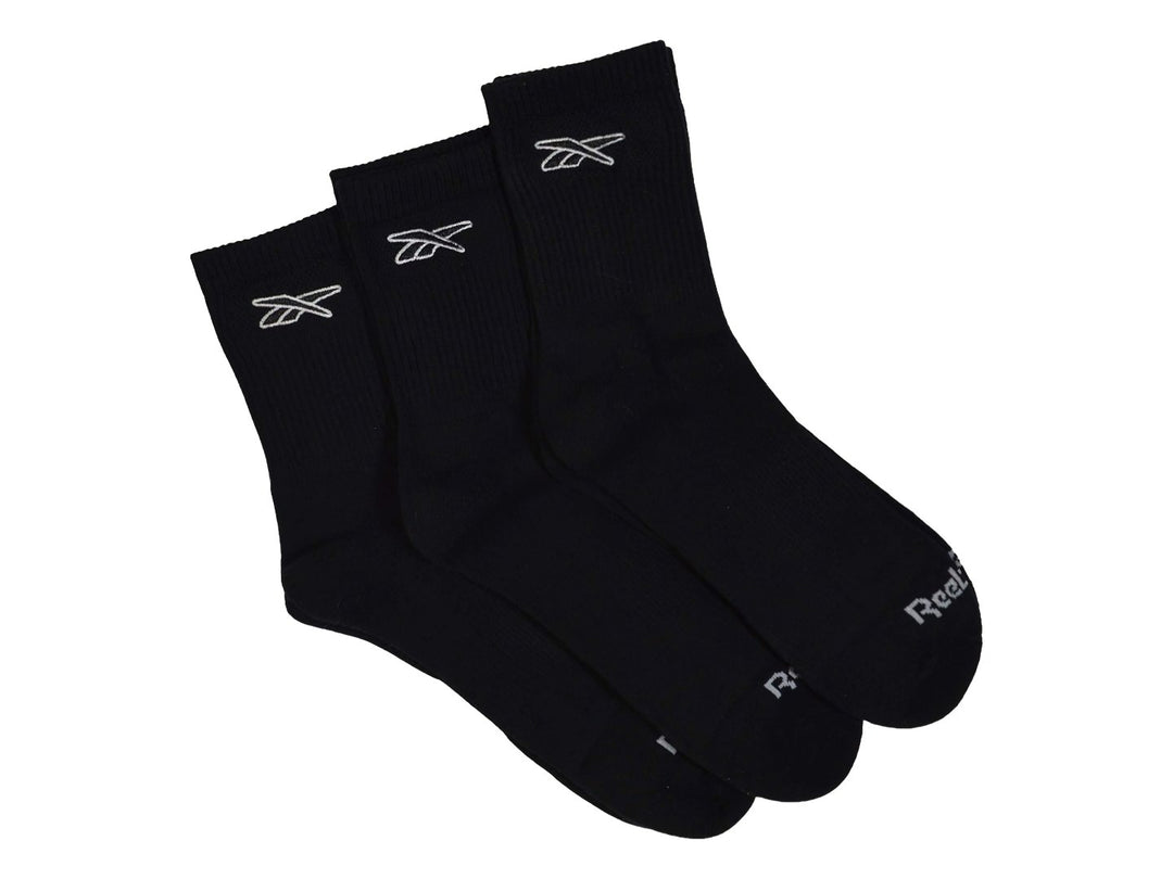 Paquete de tres calcetas deportivas Reebok color negro con logo bordado en blanco, estilo midcrew.