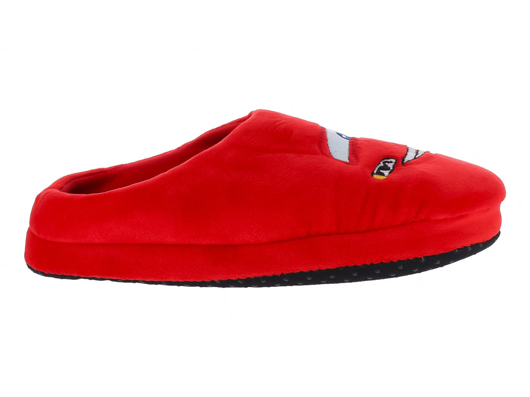 Pantufla roja de tela suave con suela negra y detalle blanco en la parte superior.