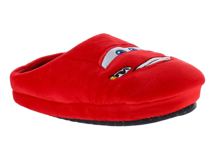 Pantufla roja de tela suave con suela negra y detalle blanco en la parte superior.
