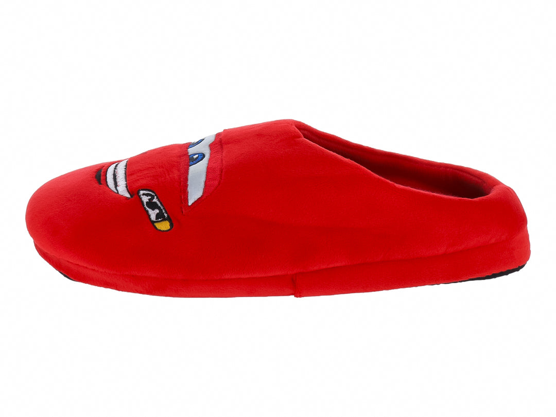 Pantufla roja de tela suave con suela negra y detalle blanco en la parte superior.