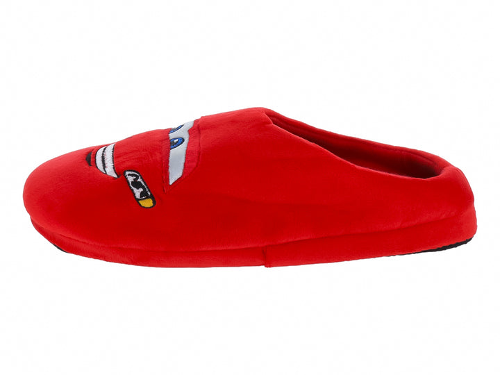 Pantufla roja de tela suave con suela negra y detalle blanco en la parte superior.