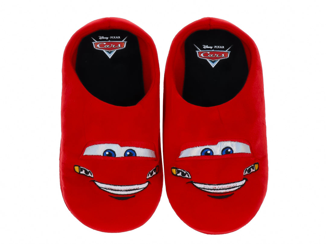 Pantufla roja de tela suave con suela negra y detalle blanco en la parte superior.