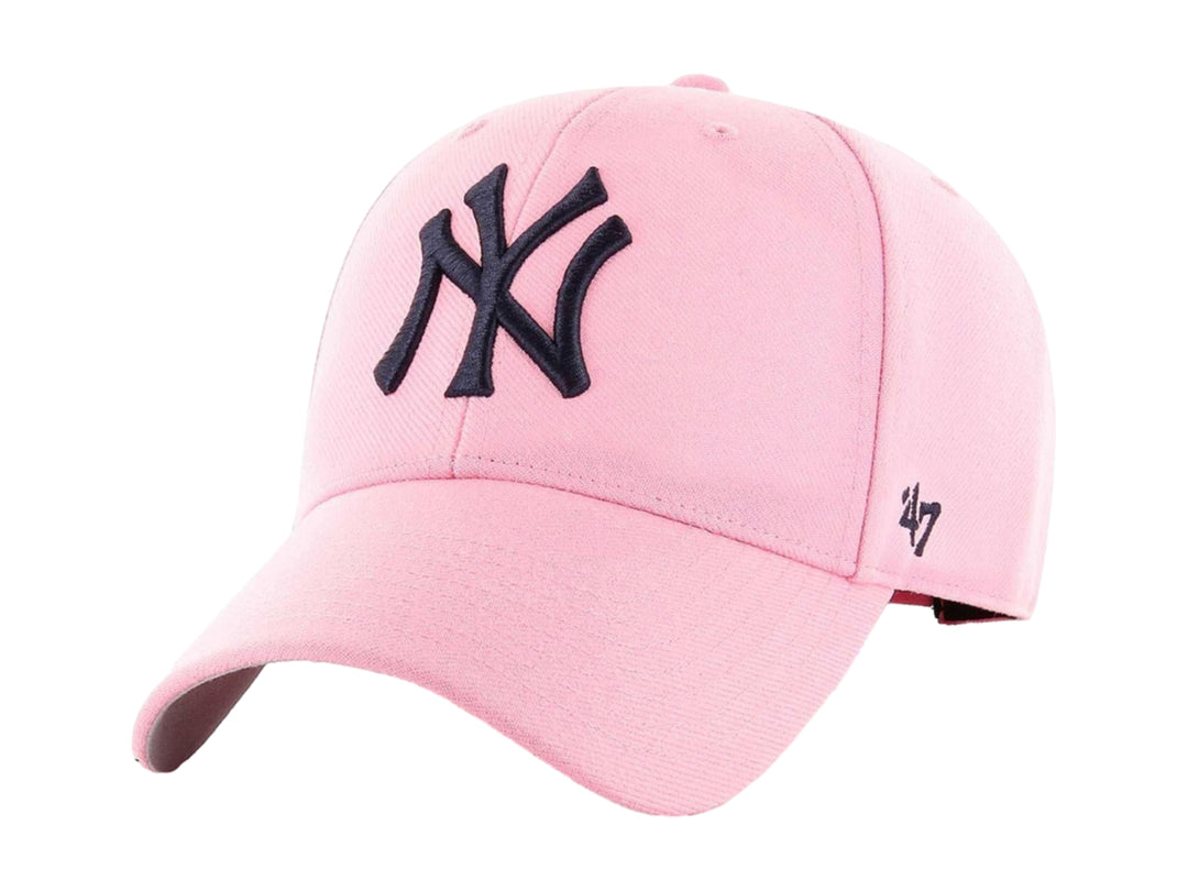 Gorra de béisbol color rosa con logotipo bordado en azul marino y detalle lateral 47 Brand.