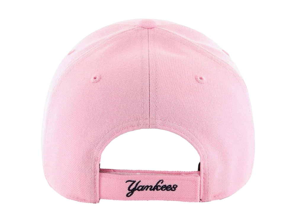 Gorra de béisbol color rosa con logotipo bordado en azul marino y detalle lateral 47 Brand.