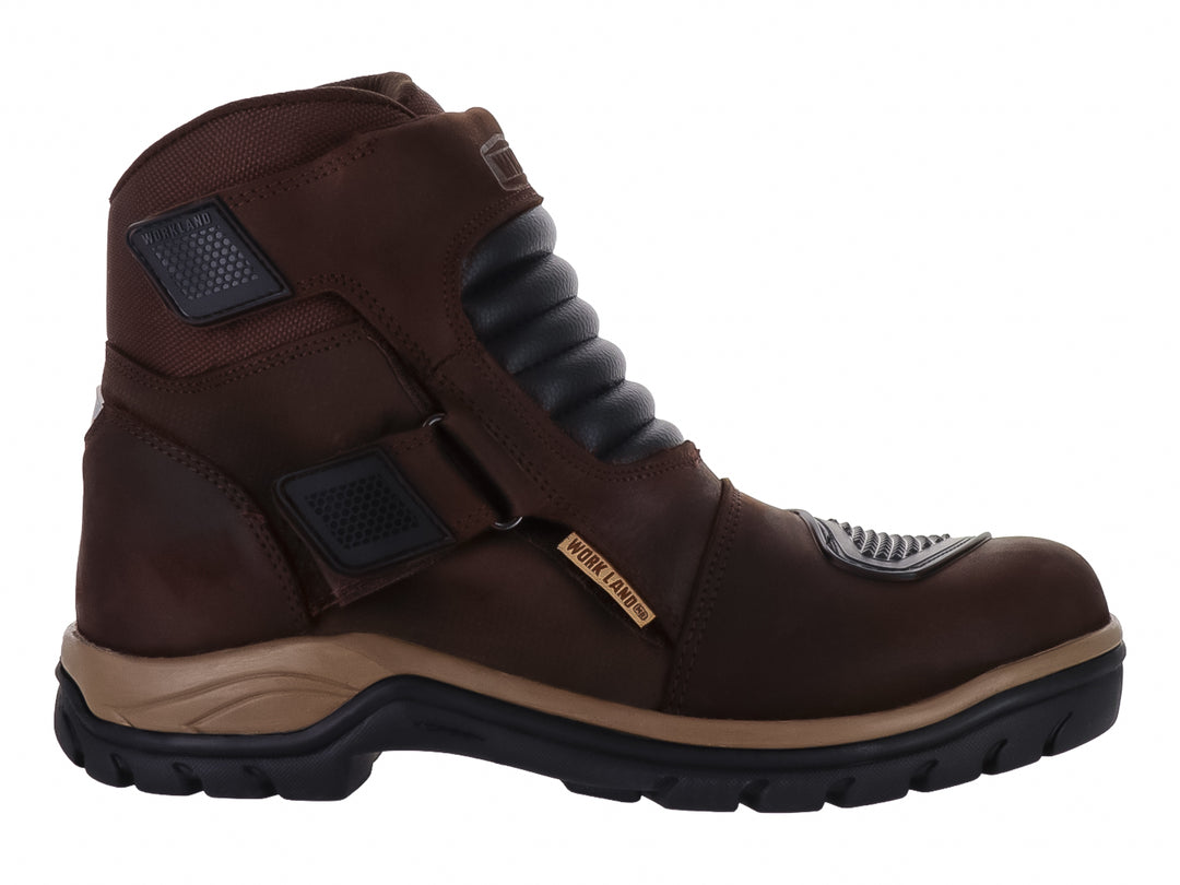 Bota de trabajo color chocolate con suela robusta en color negro y beige.