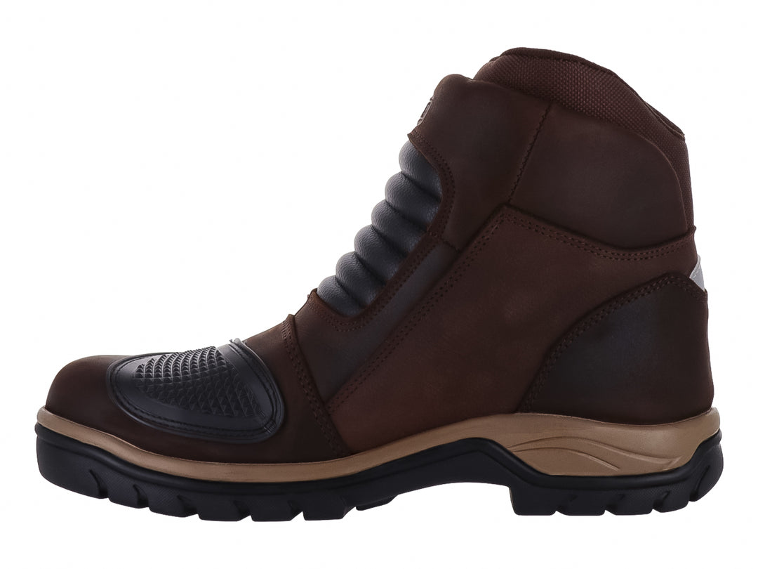 Bota de trabajo color chocolate con suela robusta en color negro y beige.