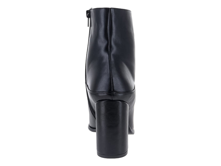 Botín negro de marca Gabriela con tacón cuadrado y acabado liso.