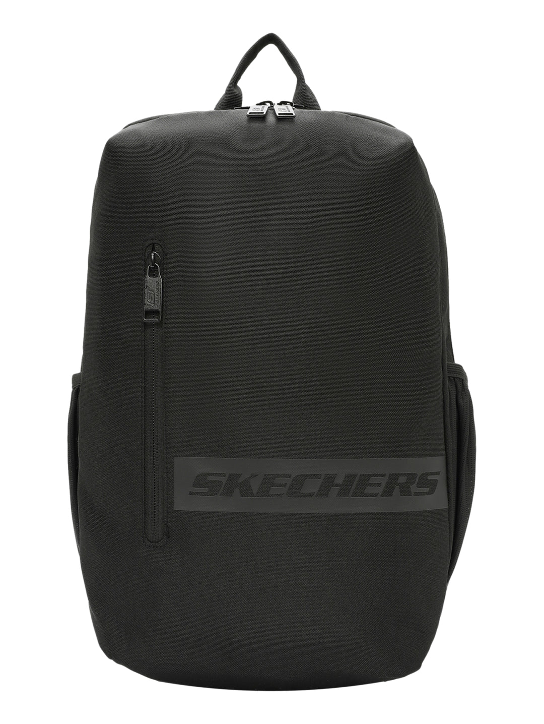 Mochila deportiva Skechers de color negro con compartimento frontal y asa superior.
