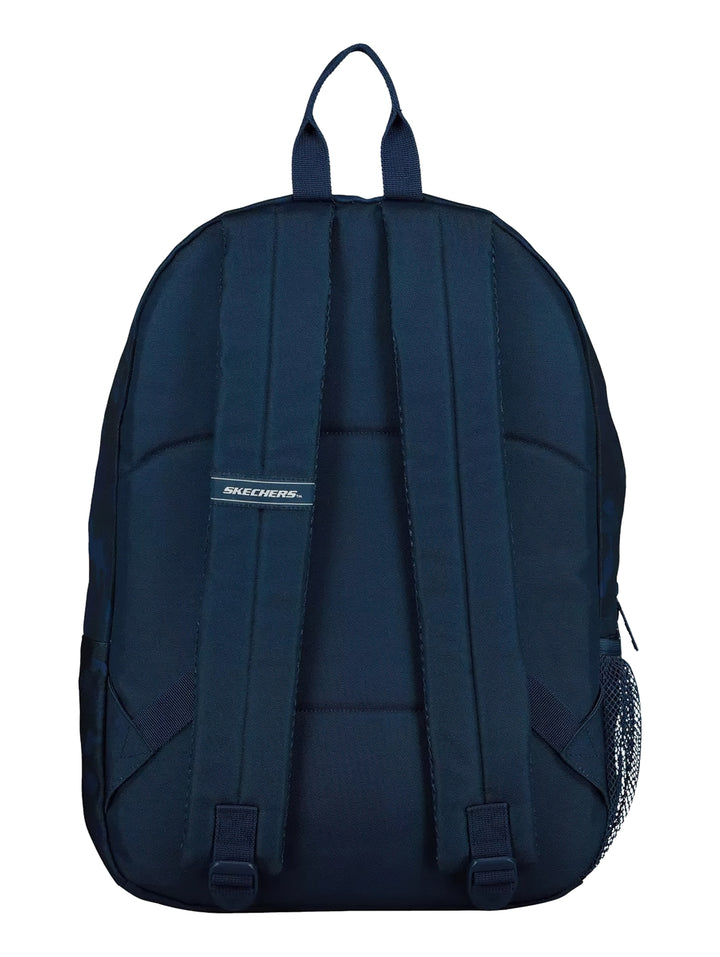 Mochila Skechers color azul marino con estampado de camuflaje, bolsillo frontal con cierre y asa superior.