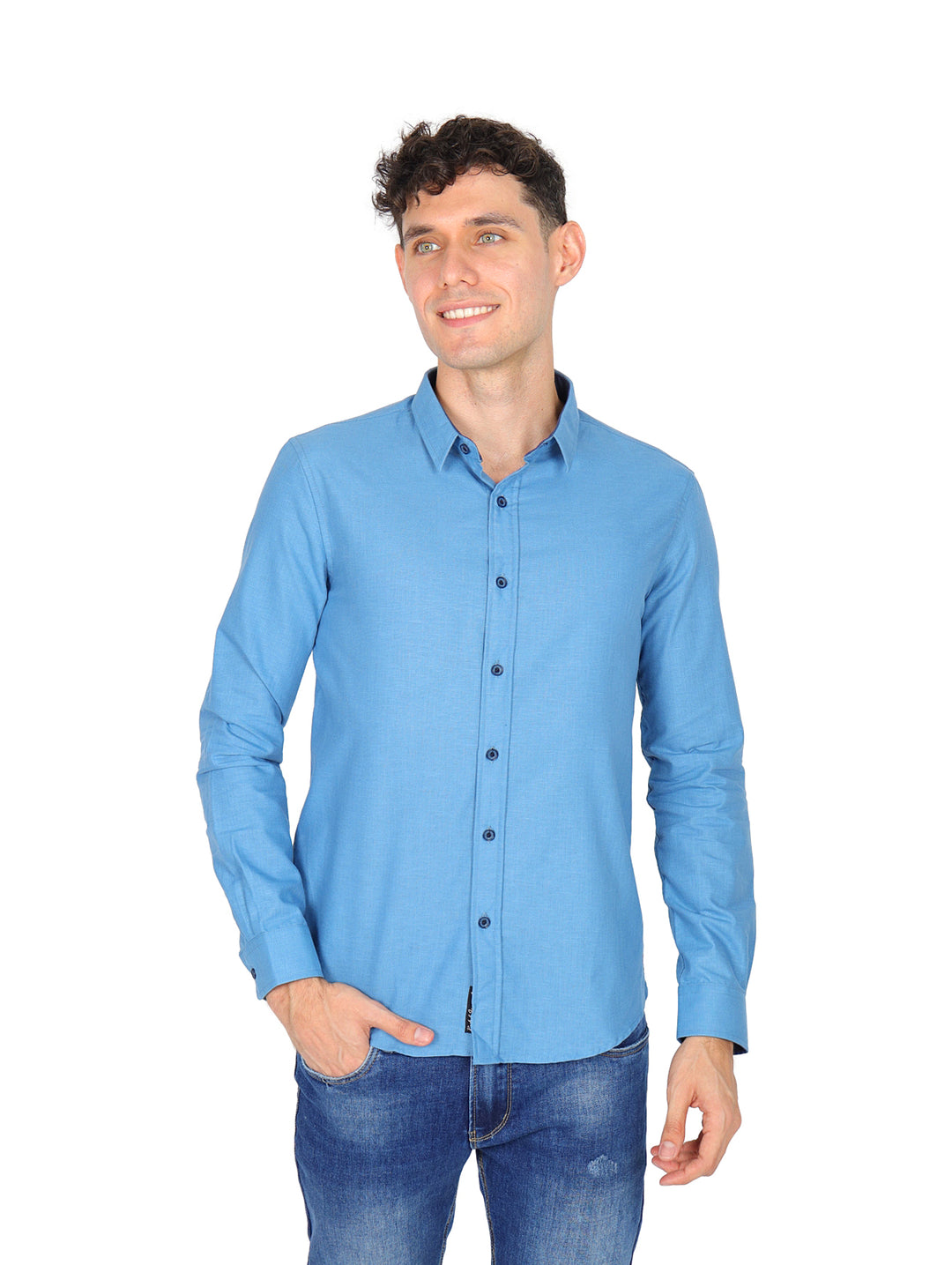 Hombre vistiendo una camisa azul de manga larga con botones y cuello, estilo casual.