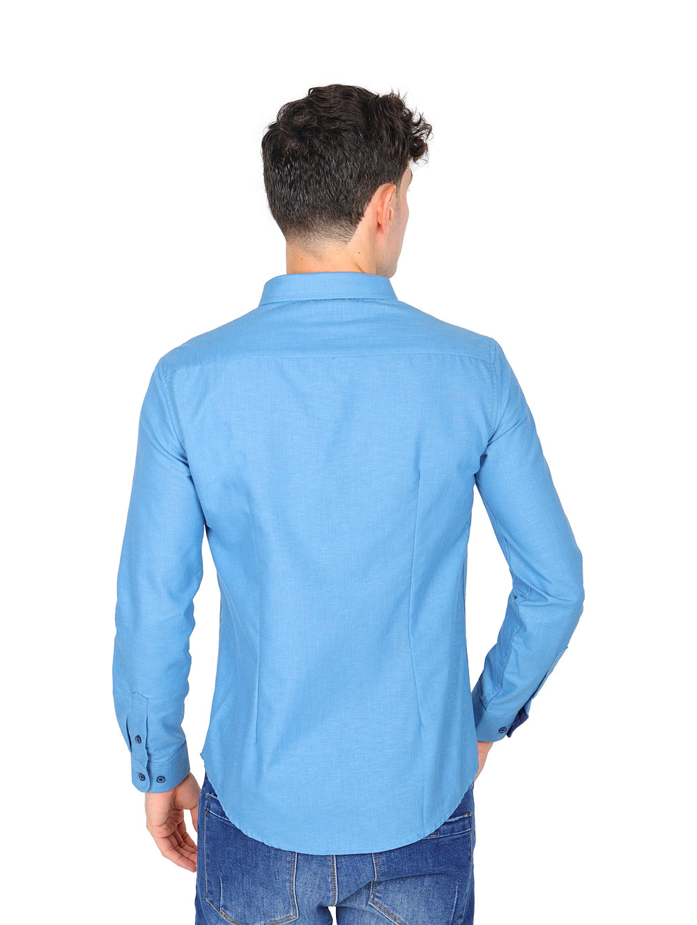Hombre vistiendo una camisa azul de manga larga con botones y cuello, estilo casual.