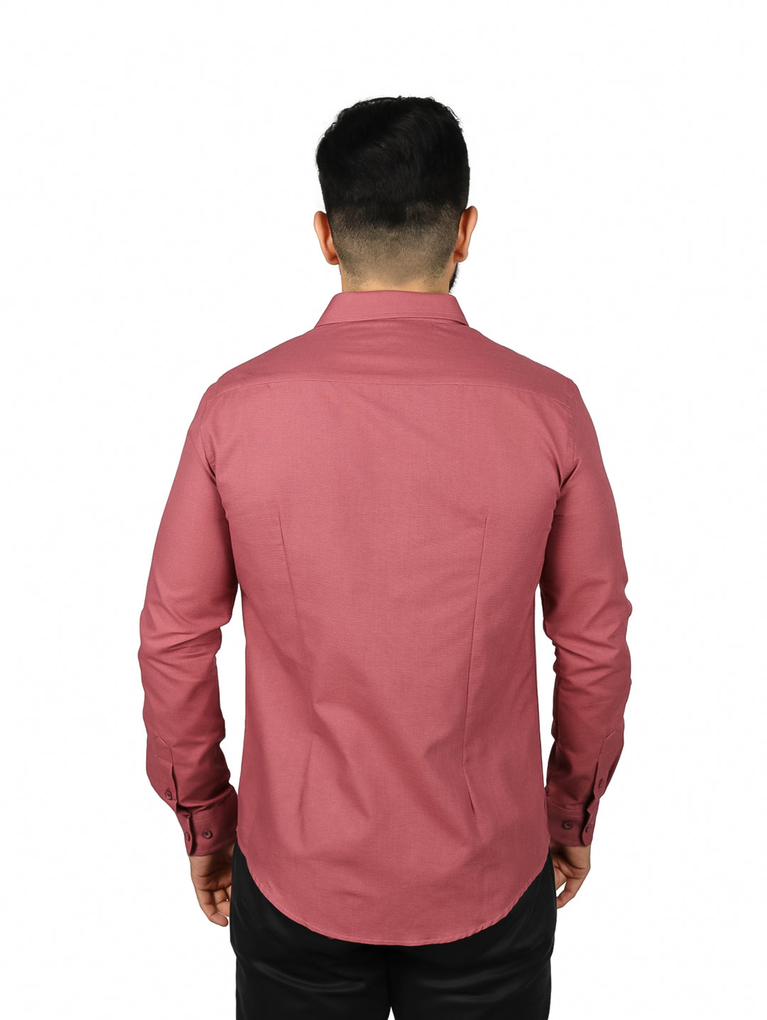 Hombre vistiendo una camisa de manga larga color terracota con botones frontales y cuello.