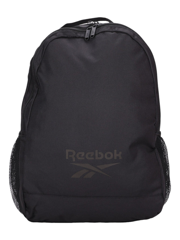 Mochila deportiva Reebok de color negro con bolsillos laterales de malla y logotipo frontal.
