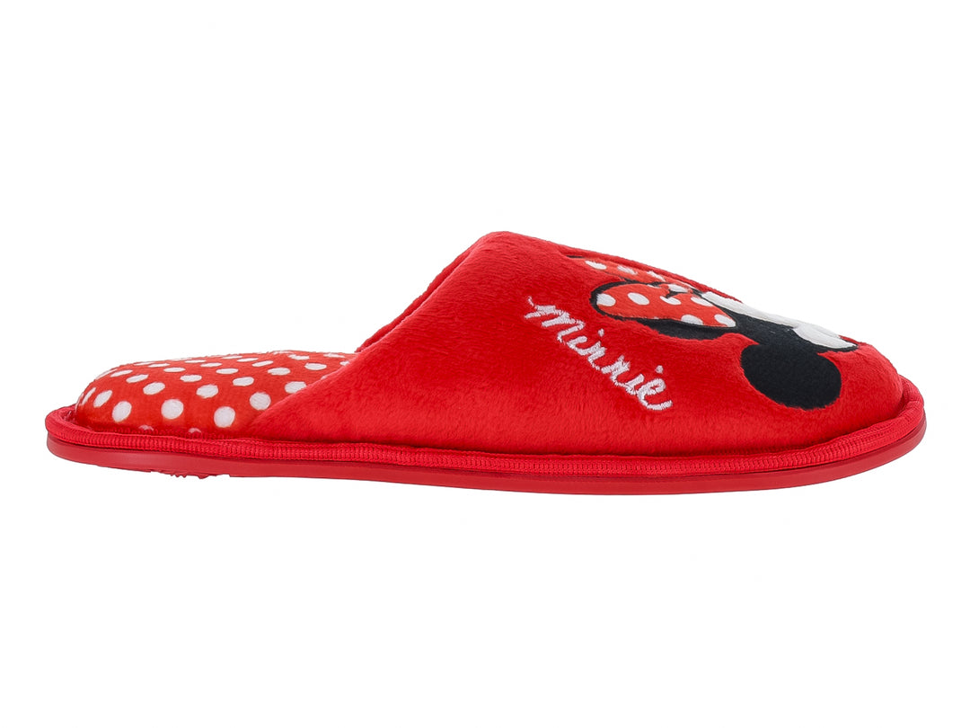Pantufla roja de Minnie Mouse con detalles de puntos blancos y texto decorativo.