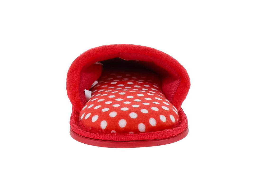 Pantufla roja de Minnie Mouse con detalles de puntos blancos y texto decorativo.