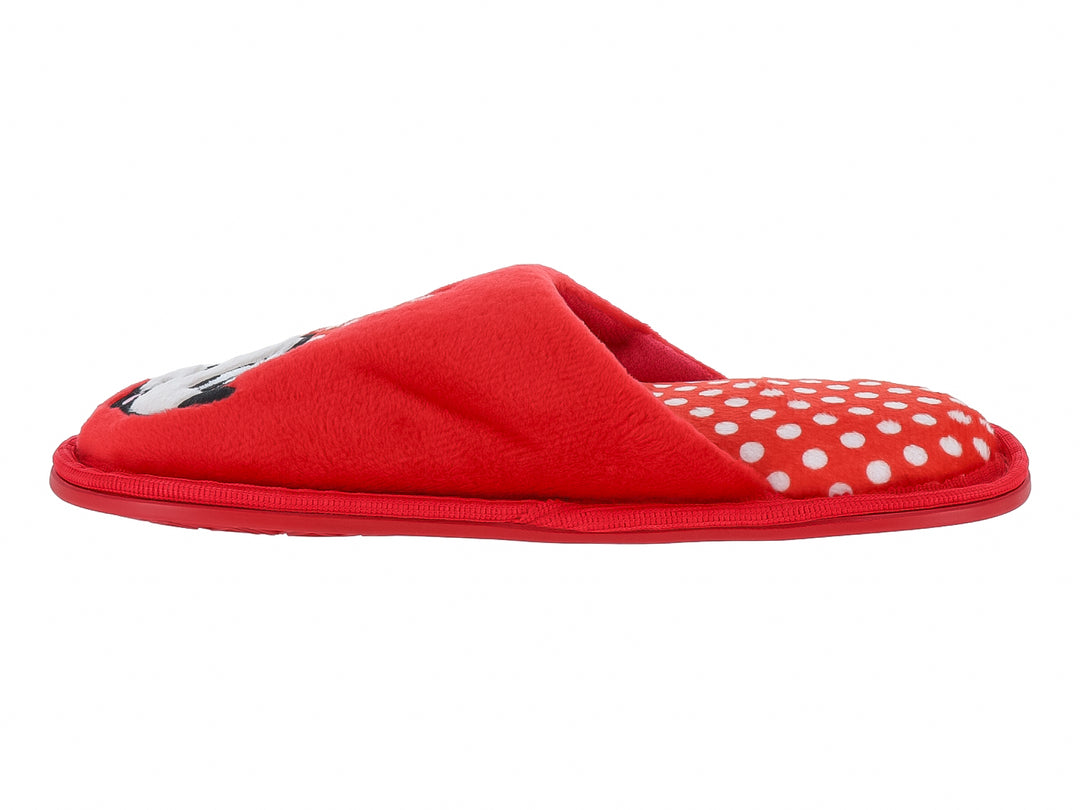 Pantufla roja de Minnie Mouse con detalles de puntos blancos y texto decorativo.