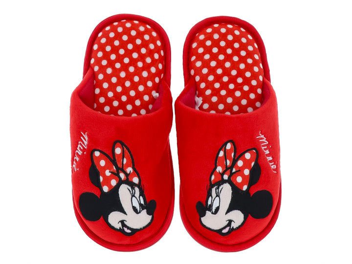 Pantufla roja de Minnie Mouse con detalles de puntos blancos y texto decorativo.