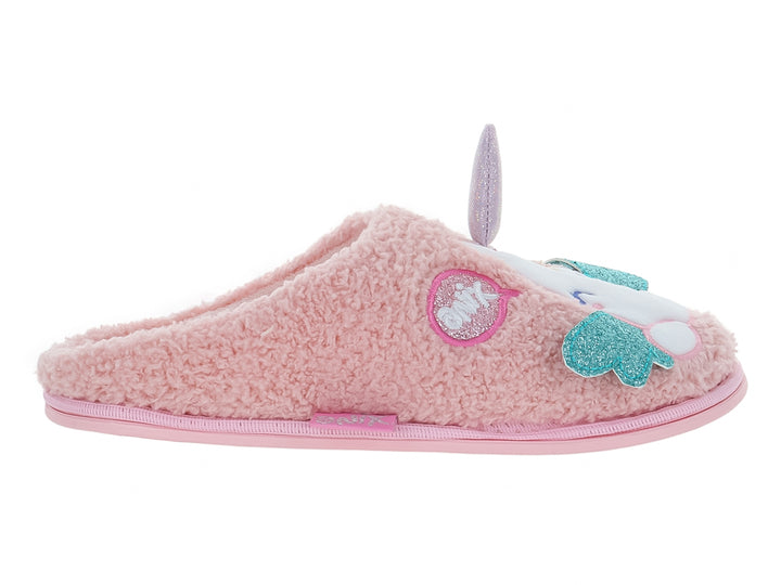 Pantufla rosa de material afelpado con detalles brillantes en color turquesa y rosa.