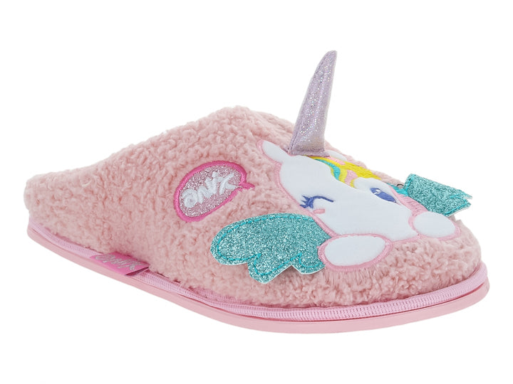 Pantufla rosa de material afelpado con detalles brillantes en color turquesa y rosa.