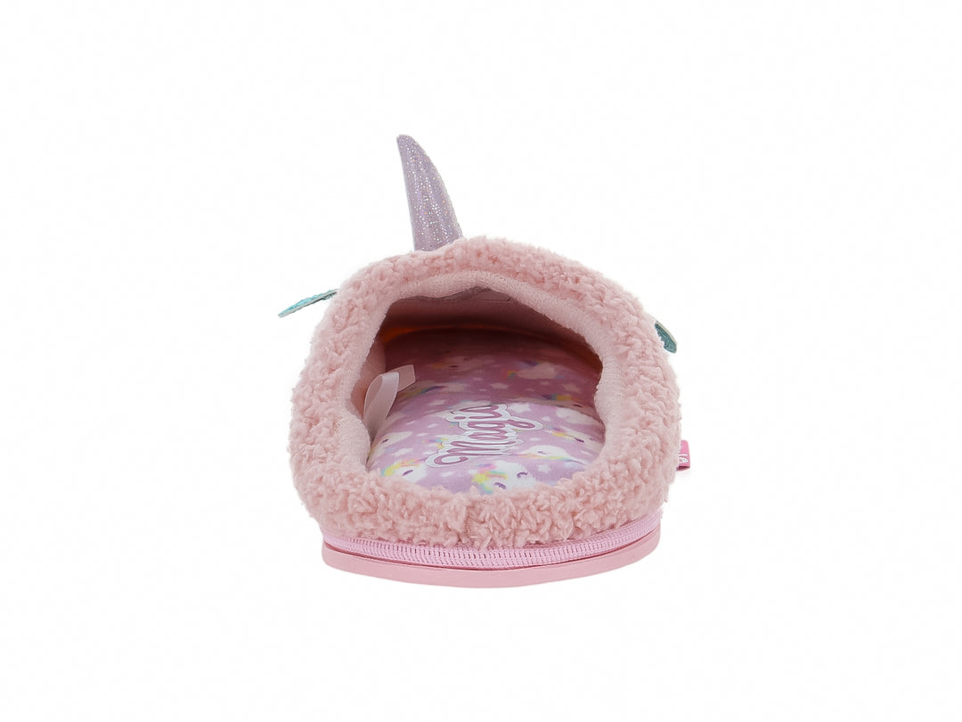 Pantufla rosa de material afelpado con detalles brillantes en color turquesa y rosa.