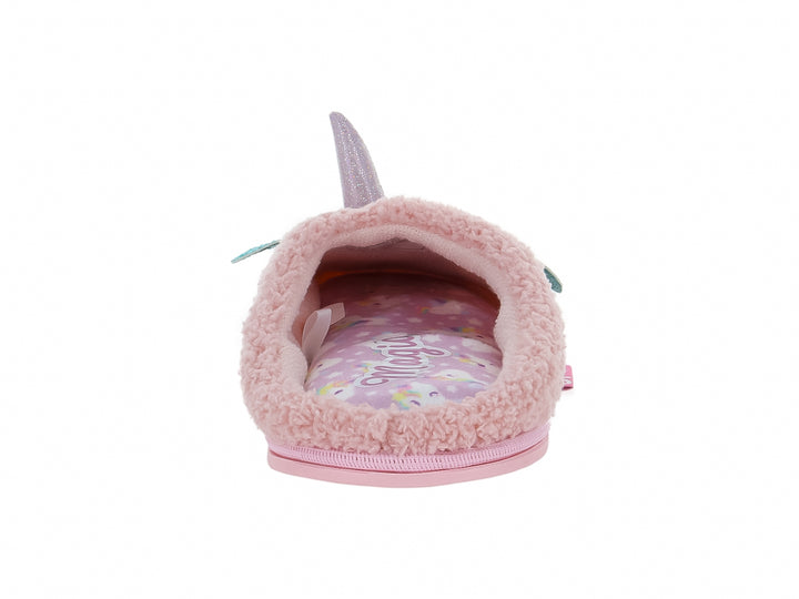Pantufla rosa de material afelpado con detalles brillantes en color turquesa y rosa.