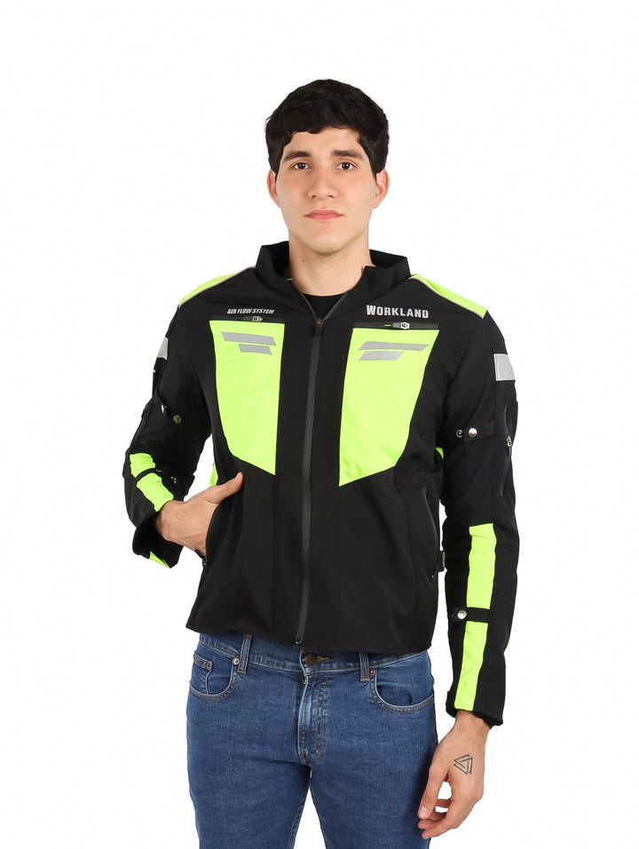 Chamarra de motociclista color negro con paneles verde neón y detalles reflectantes.