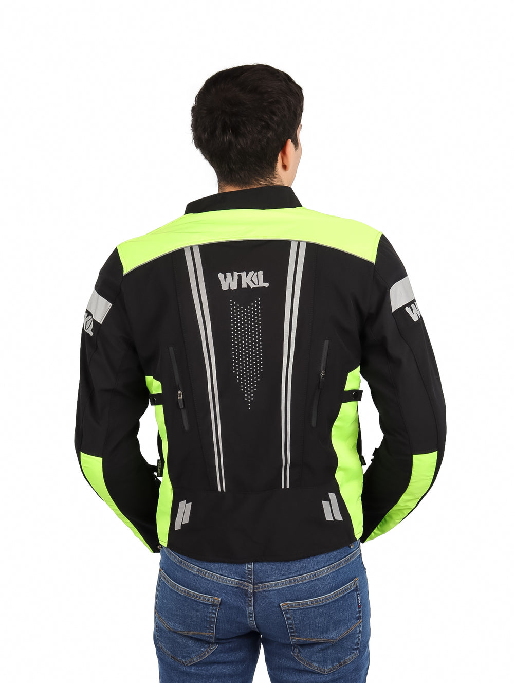 Chamarra de motociclista color negro con paneles verde neón y detalles reflectantes.