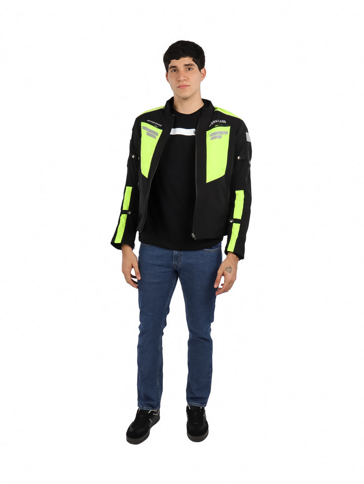 Chamarra de motociclista color negro con paneles verde neón y detalles reflectantes.