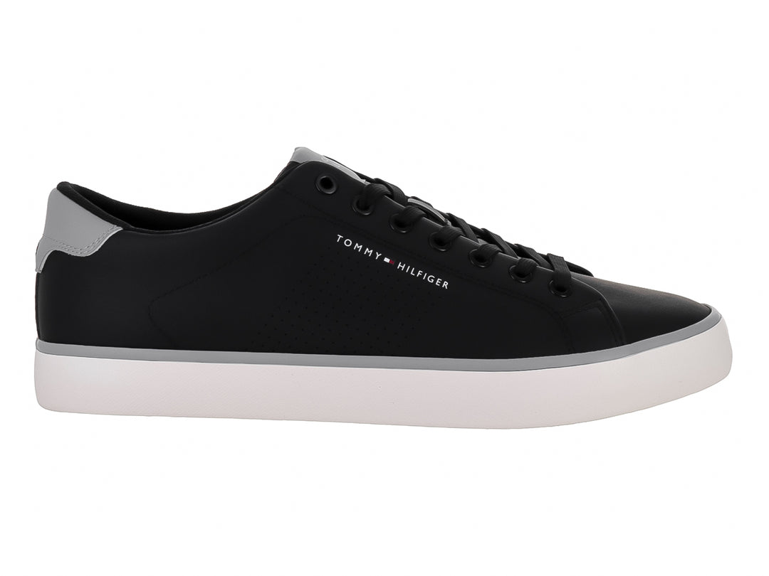 Tenis casuales Tommy Hilfiger en color negro con suela blanca y detalles en gris.