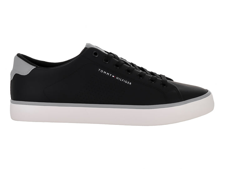 Tenis casuales Tommy Hilfiger en color negro con suela blanca y detalles en gris.