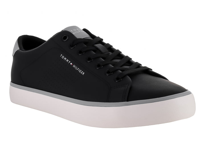 Tenis casuales Tommy Hilfiger en color negro con suela blanca y detalles en gris.
