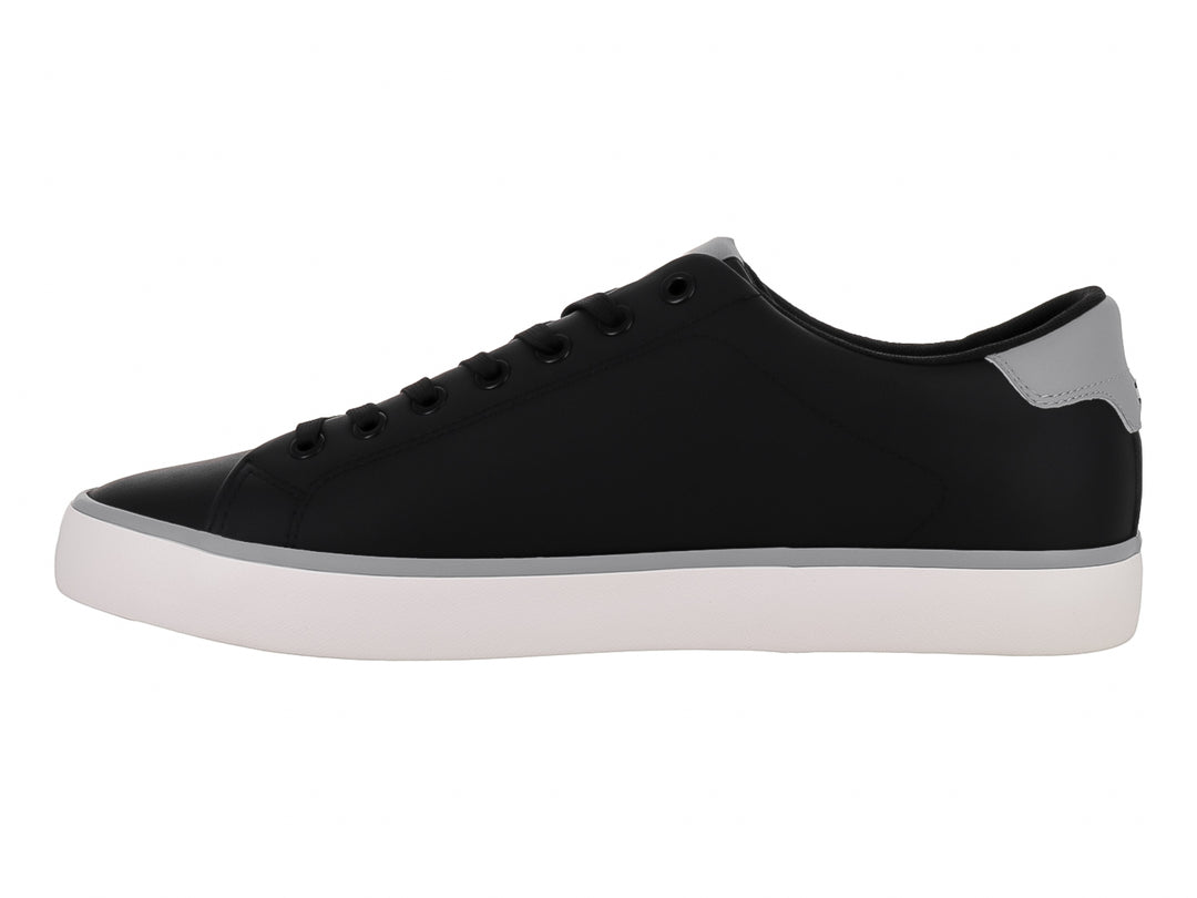 Tenis casuales Tommy Hilfiger en color negro con suela blanca y detalles en gris.