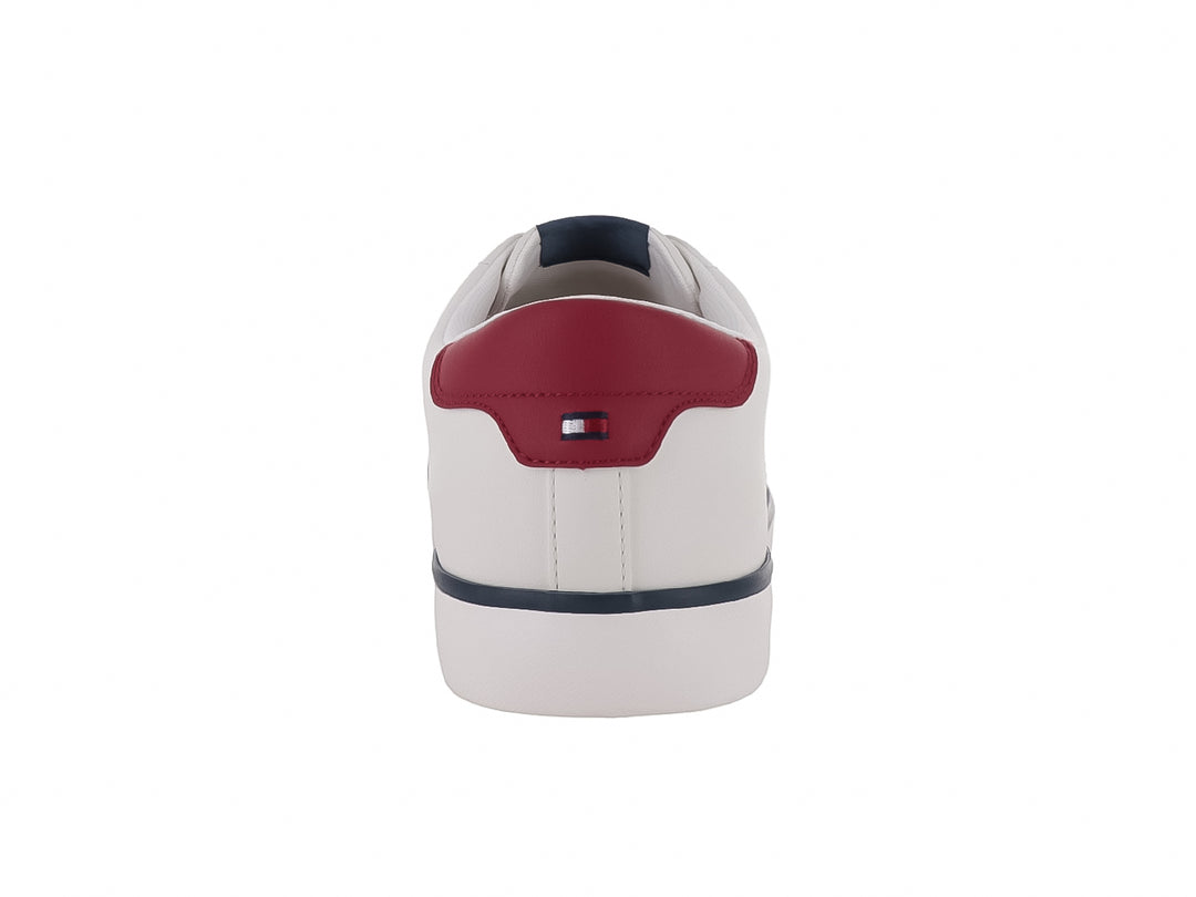 Tenis Tommy Hilfiger color blanco con detalles en azul y rojo, diseño casual de perfil bajo.