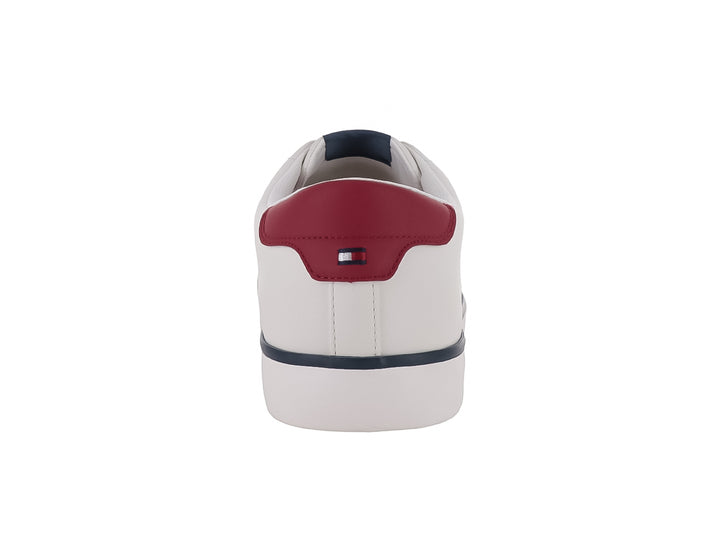 Tenis Tommy Hilfiger color blanco con detalles en azul y rojo, diseño casual de perfil bajo.
