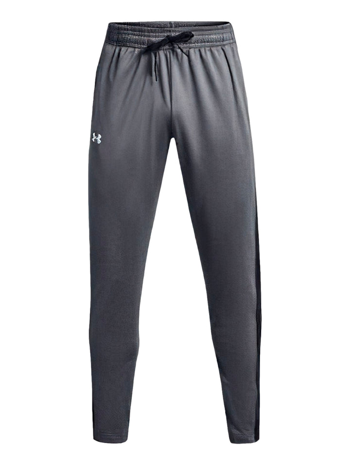 Pantalones deportivos Under Armour en color gris con franjas negras laterales y logotipo blanco.