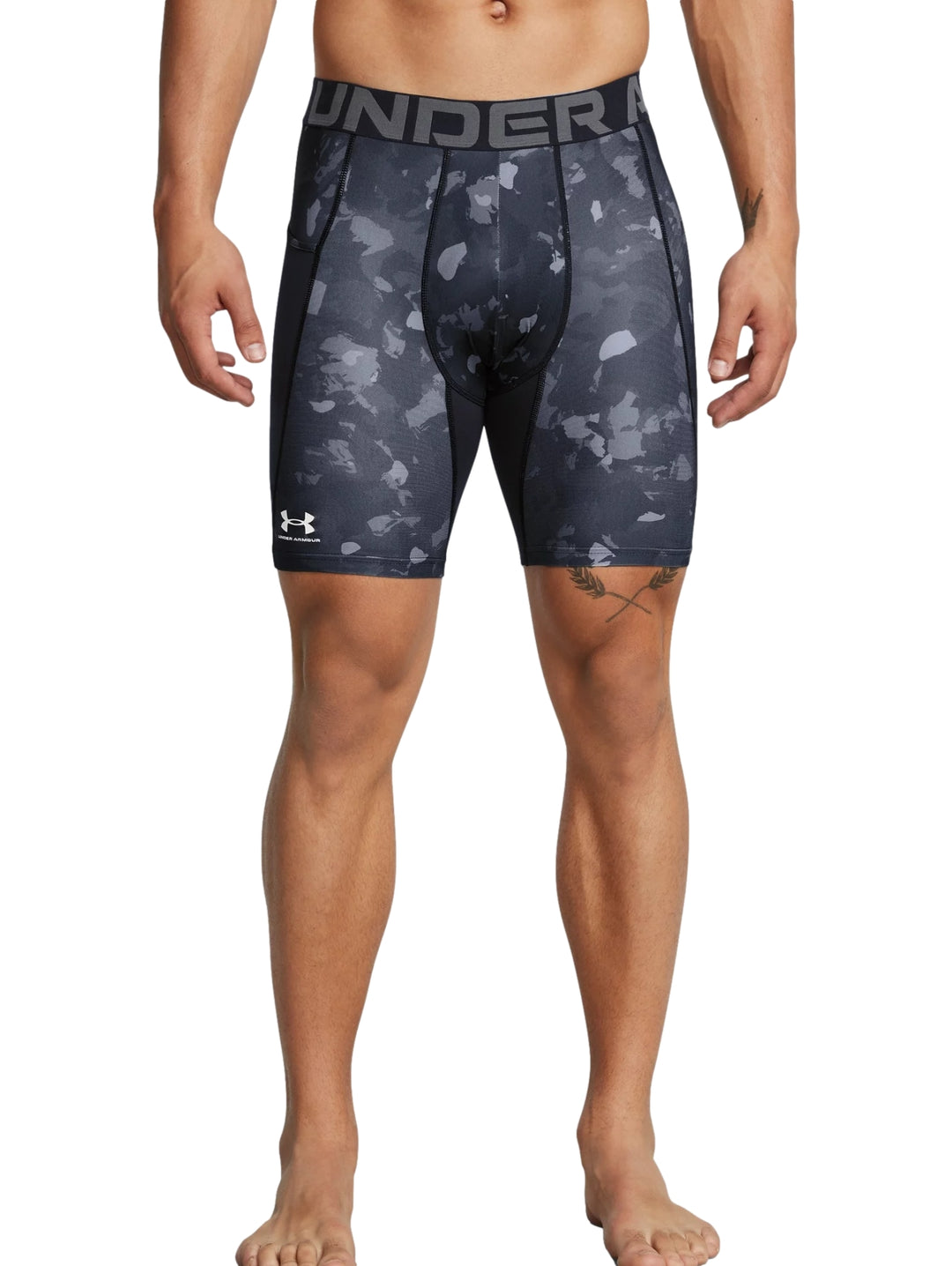 Shorts de compresión Under Armour para hombre en color negro y gris con diseño de camuflaje.