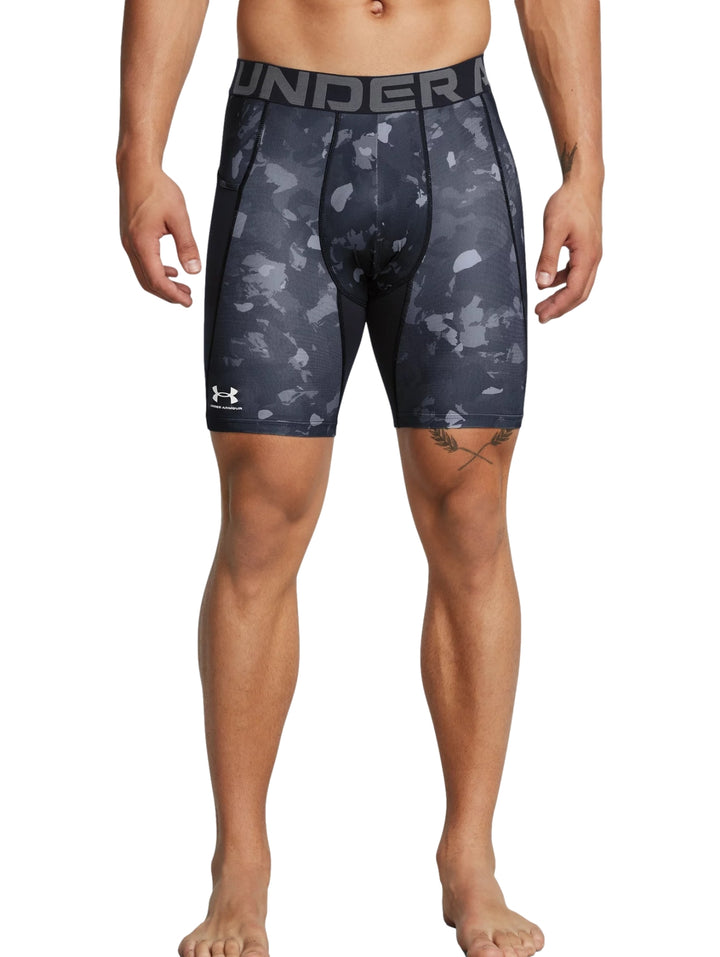 Shorts de compresión Under Armour para hombre en color negro y gris con diseño de camuflaje.