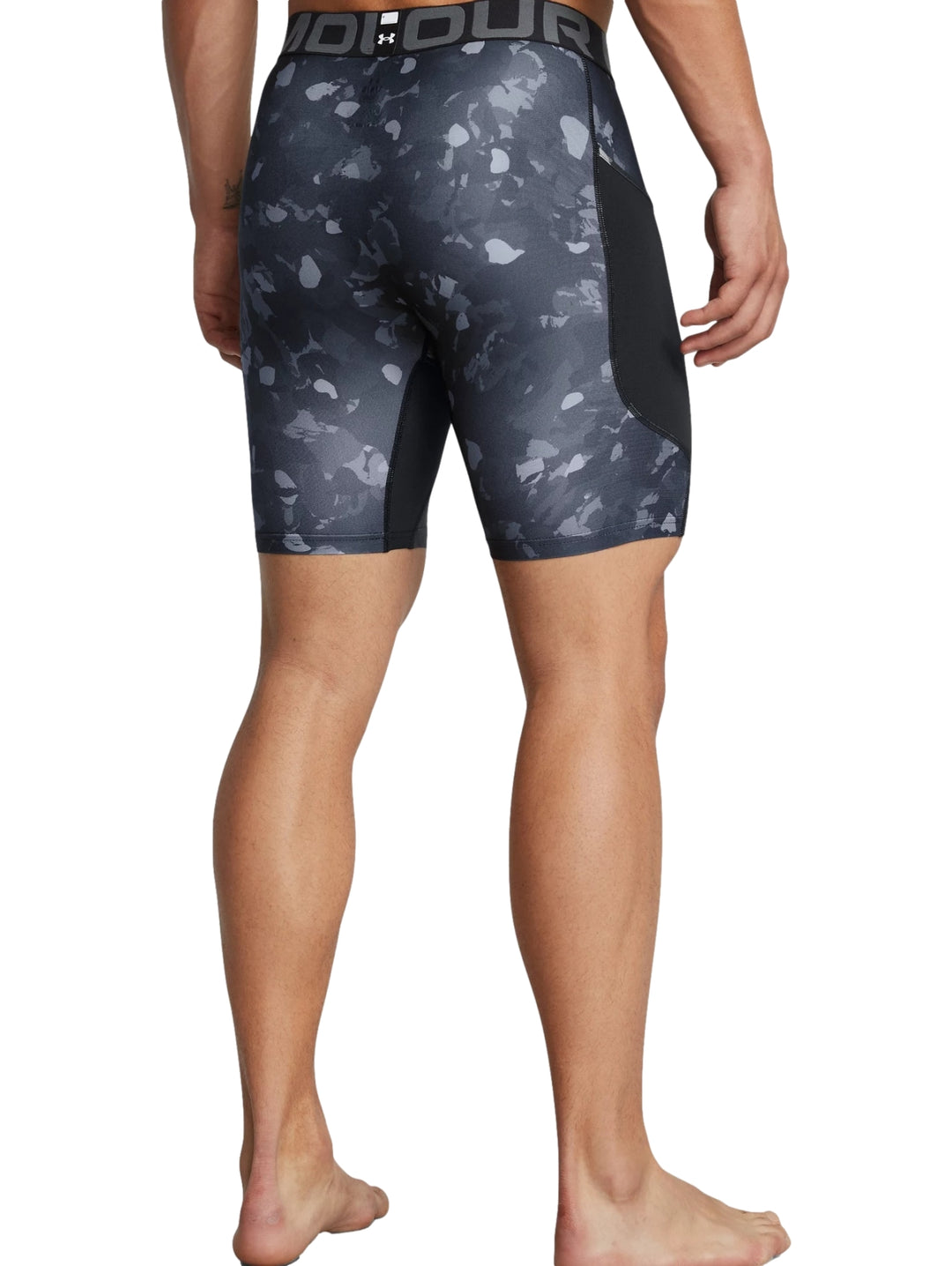 Shorts de compresión Under Armour para hombre en color negro y gris con diseño de camuflaje.