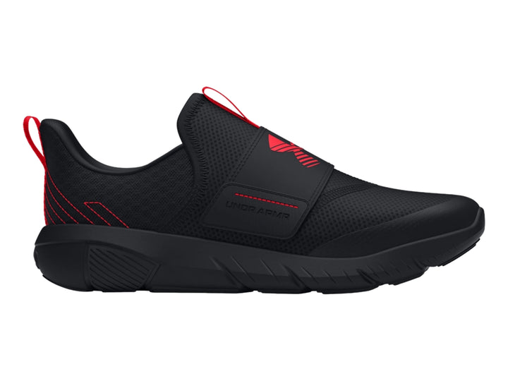 Zapato deportivo Under Armour para niños en color negro con detalles en rojo y suela negra.