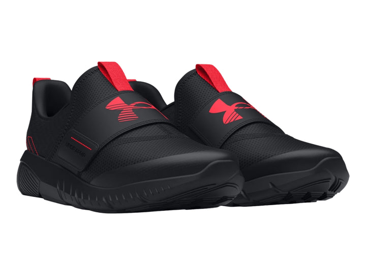 Zapato deportivo Under Armour para niños en color negro con detalles en rojo y suela negra.