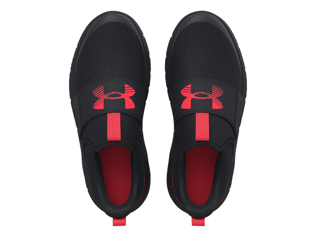 Zapato deportivo Under Armour para niños en color negro con detalles en rojo y suela negra.