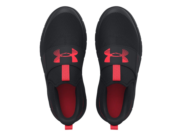 Zapato deportivo Under Armour para niños en color negro con detalles en rojo y suela negra.