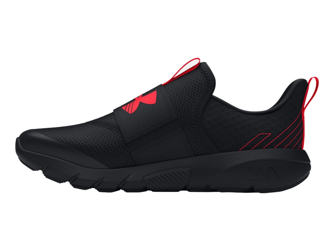 Zapato deportivo Under Armour para niños en color negro con detalles en rojo y suela negra.